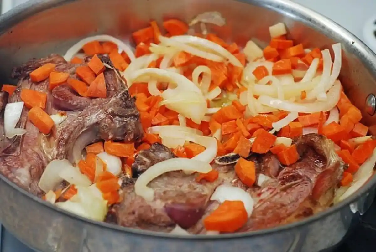 Тушеные овощи в кастрюле рецепт. Лагман с бараниной. Тушёная баранина с луком и морковью. Баранина тушеная с овощами. Лагман с овощами.